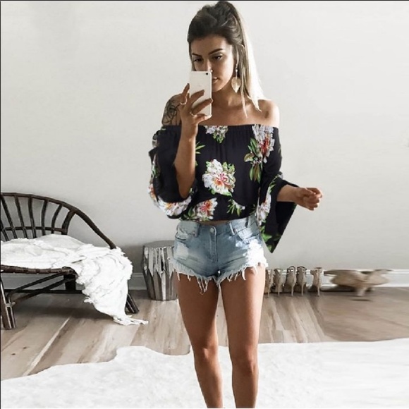 - Tops - 🌟Hot Buy!🌟 Cute Floral Crop Top